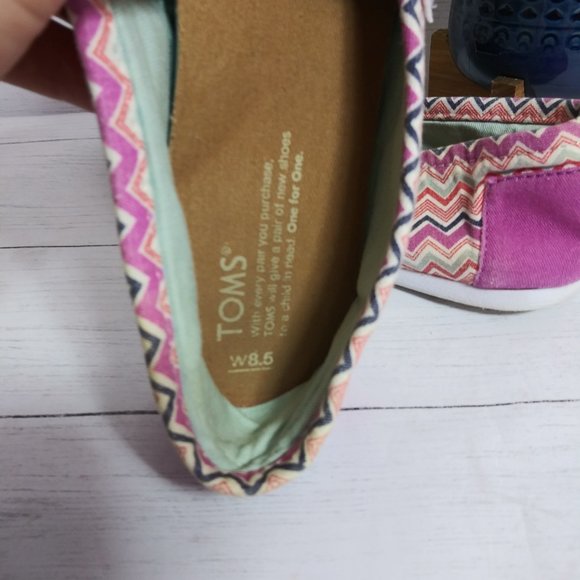 Toms Size 8.5W chevron shoe - Picture 4 of 4